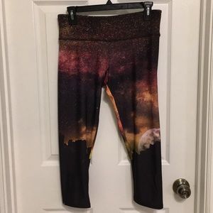 New Onzie Capri Leggings Moon Rise print size m/l